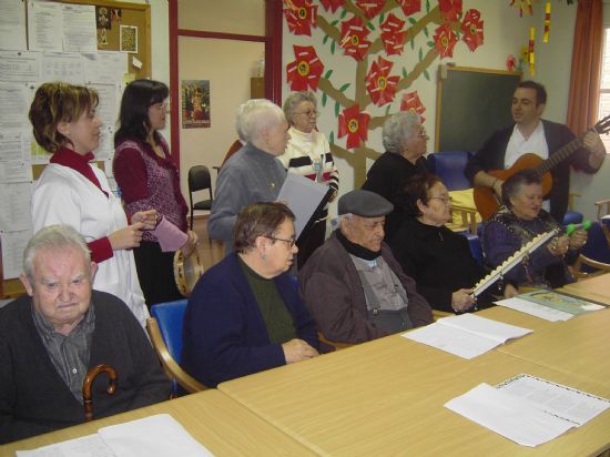 EL ALCALDE Y EL CONCEJAL DE SERVICIOS AL CIUDADANO HACEN ENTREGAN REGALOS A ANCIANOS A DOMICILIO Y ENFERMOS RESIDENCIA