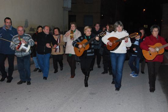 EL CORO SANTA CECILIA ACOMPAÑADO POR EL PRIMER EDIL REGALAN A LAS PERSONAS MAYORES DEL BARRIO OLÍMPICO-LAS PERAS DULCES NAVIDEÑOS ARTESANOS Y VILLANCICOS POPULARES