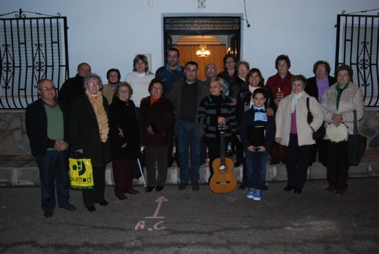 EL CORO SANTA CECILIA ACOMPAÑADO POR EL PRIMER EDIL REGALAN A LAS PERSONAS MAYORES DEL BARRIO OLÍMPICO-LAS PERAS DULCES NAVIDEÑOS ARTESANOS Y VILLANCICOS POPULARES