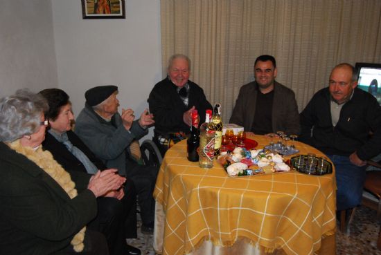 EL CORO SANTA CECILIA ACOMPAÑADO POR EL PRIMER EDIL REGALAN A LAS PERSONAS MAYORES DEL BARRIO OLÍMPICO-LAS PERAS DULCES NAVIDEÑOS ARTESANOS Y VILLANCICOS POPULARES