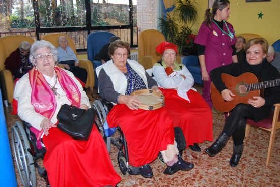 LOS USUARIOS DE LA RESIDENCIA "LA PURÍSIMA" RECIBEN LA NAVIDAD CON UNA REPRESENTACIÓN TEATRAL Y VILLANCICOS