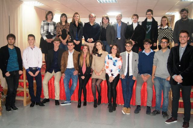 Los diecisis alumnos de la VIII Promocin del Bachillerato Internacional del IES Juan de la Cierva reciben sus diplomas acreditativos