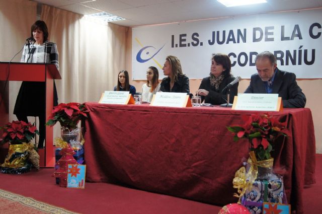 Los dieciséis alumnos de la VIII Promoción del Bachillerato Internacional del IES "Juan de la Cierva" reciben sus diplomas acreditativos
