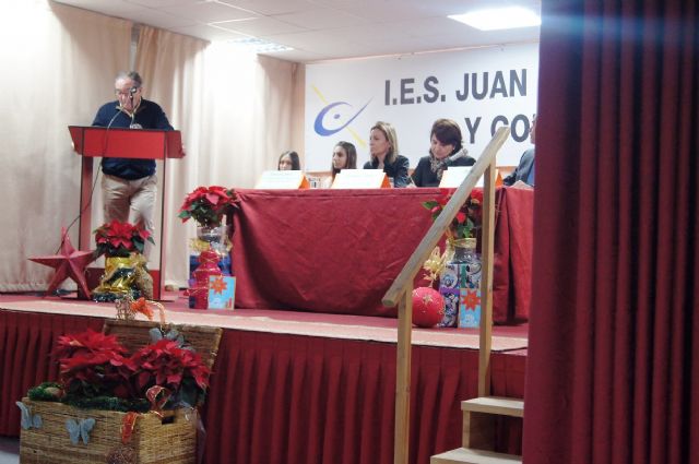 Los dieciséis alumnos de la VIII Promoción del Bachillerato Internacional del IES "Juan de la Cierva" reciben sus diplomas acreditativos