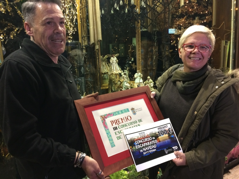 Vdeo. La Floristera Pierrot gana el III Concurso de Escaparatismo de Navidad, organizado por la Concejala de Cultura para promover la creatividad comercial e incentivar el ambiente navideo