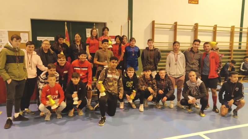 La Concejala de Deportes puso fin a la Fase Local de Multideporte y Ftbol Sala de Deporte Escolar, con la entrega de trofeos, en la que han participado 588 alumnos