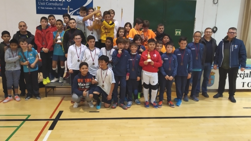 La Concejalía de Deportes puso fin a la Fase Local de Multideporte y Fútbol Sala de Deporte Escolar, con la entrega de trofeos, en la que han participado 588 alumnos