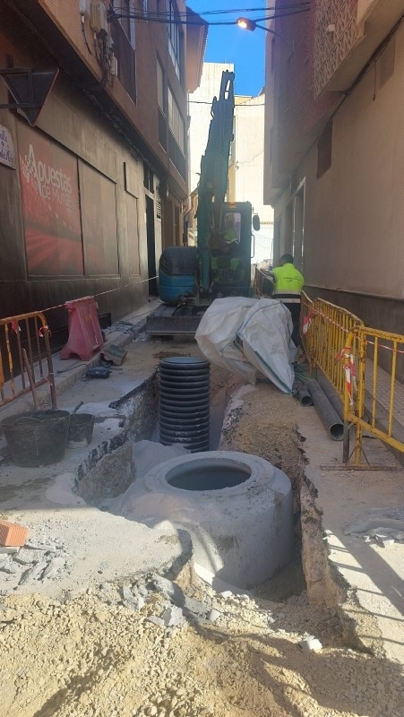 Continúan las obras de renovación de las redes de agua potable y adoquinado en la calle Emilio Mora