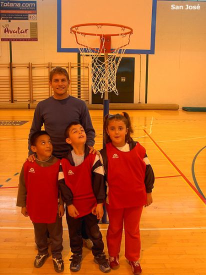 LA CONCEJALA DE DEPORTES CONTINA LAS ACTIVIDADES DE LOS JUEGOS ESCOLARES POLIDEPORTIVOS EN LAS INSTALACIONES MUNICIPALES