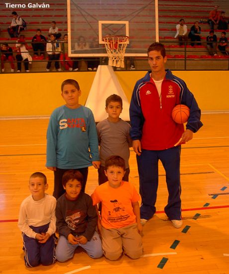 LA CONCEJALA DE DEPORTES CONTINA LAS ACTIVIDADES DE LOS JUEGOS ESCOLARES POLIDEPORTIVOS EN LAS INSTALACIONES MUNICIPALES