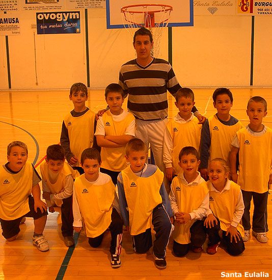 LA CONCEJALA DE DEPORTES CONTINA LAS ACTIVIDADES DE LOS JUEGOS ESCOLARES POLIDEPORTIVOS EN LAS INSTALACIONES MUNICIPALES
