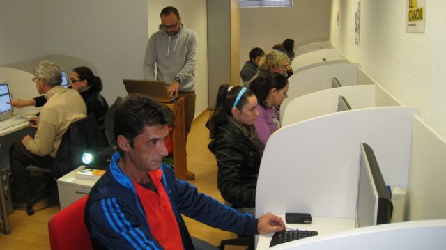 Un total de veintiocho personas desempleadas del municipio de Totana han iniciado, en el local social de San Roque, dos cursos de formacin para la mejora de la empleabilidad