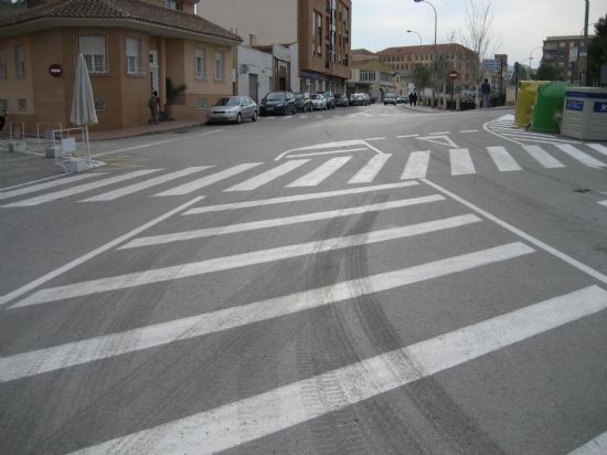 LA CONCEJAL�A DE SEGURIDAD CIUDADANA Y TR�FICO AUMENTA LA SEGURIDAD VIAL DEL CASCO URBANO CON UNA NUEVA SE�ALIZACI�N VIARIA MEDIANTE EL REPINTADO HORIZONTAL DE LA CALZADA
