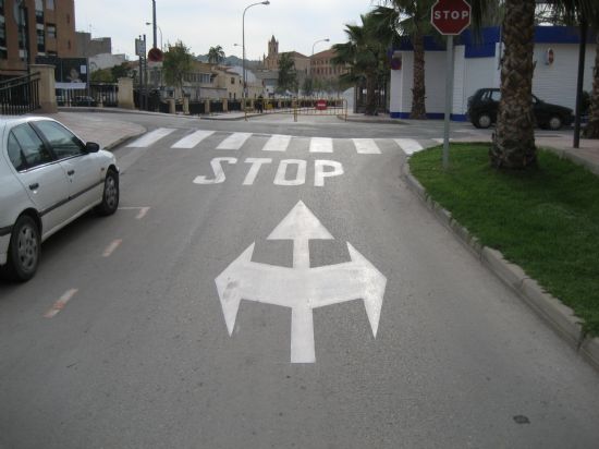 LA CONCEJAL�A DE SEGURIDAD CIUDADANA Y TR�FICO AUMENTA LA SEGURIDAD VIAL DEL CASCO URBANO CON UNA NUEVA SE�ALIZACI�N VIARIA MEDIANTE EL REPINTADO HORIZONTAL DE LA CALZADA