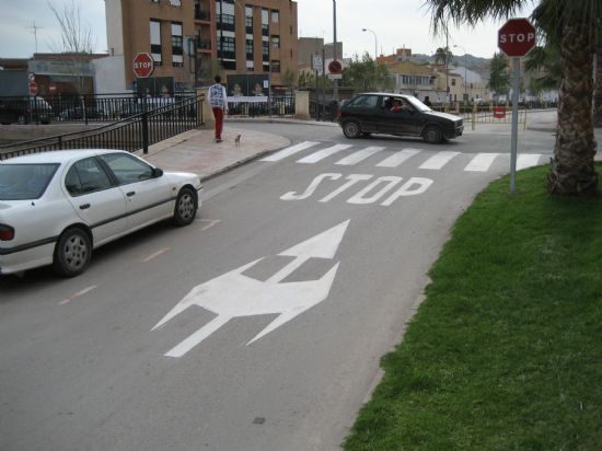 LA CONCEJAL�A DE SEGURIDAD CIUDADANA Y TR�FICO AUMENTA LA SEGURIDAD VIAL DEL CASCO URBANO CON UNA NUEVA SE�ALIZACI�N VIARIA MEDIANTE EL REPINTADO HORIZONTAL DE LA CALZADA