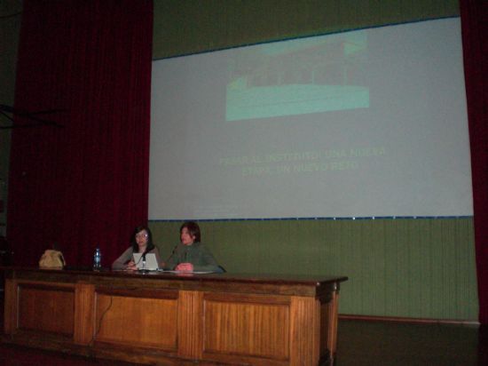 PADRES Y MADRES PARTICIPAN EN LA CHARLA "PASAR AL INSTITUTO: UNA NUEVA ETAPA, UN NUEVO RETO" ENMARCADA EN LA ESCUELA MUNICIPAL DE PADRES