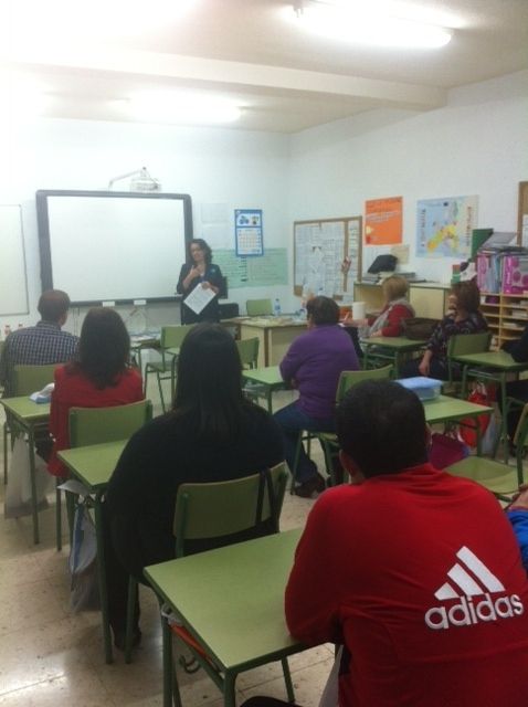 ACTIVA PARTICIPACIÓN EN LA CHARLA DE LA ESCUELA DE PADRES "MOTIVAR  EL INTERÉS POR LA LECTURA EN NUESTROS HIJOS" CELEBRADA EL PASADO JUEVES EN EL COLEGIO PÚBLICO "GUADALENTÍN"