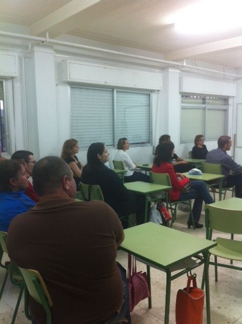 ACTIVA PARTICIPACIÓN EN LA CHARLA DE LA ESCUELA DE PADRES "MOTIVAR  EL INTERÉS POR LA LECTURA EN NUESTROS HIJOS" CELEBRADA EL PASADO JUEVES EN EL COLEGIO PÚBLICO "GUADALENTÍN"