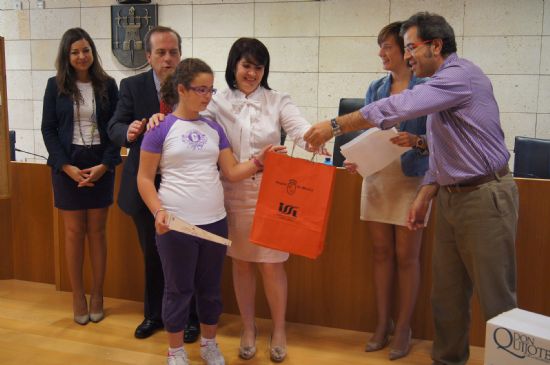 LA ALCALDESA DE TOTANA Y EL DIRECTOR DEL INSTITUTO DE SEGURIDAD Y SALUD LABORAL ENTREGAN LOS PREMIOS DEL CERTAMEN DE DIBUJO "CRECE EN SEGURIDAD" A DIEZ ALUMNOS DE LA LOCALIDAD 