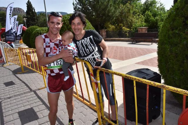 Raúl Guevara y Mercedes Merino, vencedores de la "XXI Subida a La Santa" en la que se dieron cita más de doscientos atletas en diferentes categorías