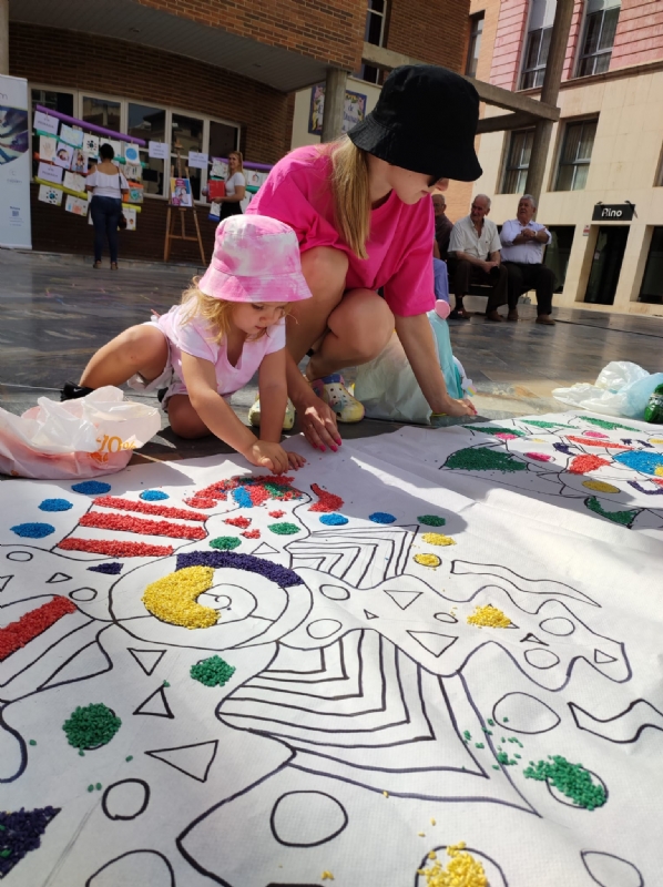 Se celebran actividades en la plaza Balsa Vieja con motivo del Da de la Diversidad Cultural, organizadas por la Fundacin Cepaim