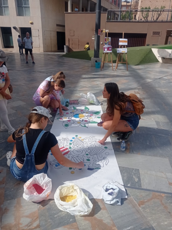Se celebran actividades en la plaza Balsa Vieja con motivo del Da de la Diversidad Cultural, organizadas por la Fundacin Cepaim