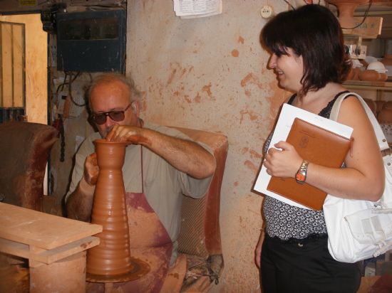 LA CONCEJAL DE ARTESANA VISITA LOS TALLERES ARTESANOS DE LA LOCALIDAD CON EL FIN DE CONOCER LOS TRABAJOS REALIZADOS POR LOS ALUMNOS DEL 