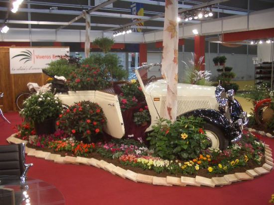 ARTESANOS DE TOTANA PRESENTAN SUS NUEVAS TENDENCIAS EN JARDINERA EN LA XXXVI EDICIN DE IBERFLORA CELEBRADA EN VALENCIA EN UN STAND DE 100 METROS CUADRADOS FINANCIADO POR EL CONSISTORIO