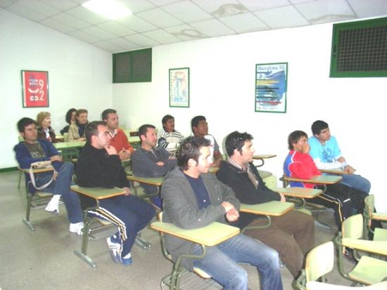 UN TOTAL DE 17 PERSONAS REALIZAN EL CURSO DE RBITROS DE FTBOL Y FTBOL 7 CLASURADO POR EL CONCEJAL DE DEPORTES Y REPRESENTANTES DE LA FEDERACIN DE RBITROS MURCIANA Y EL COMIT TERRITORIAL DE RBITROS
