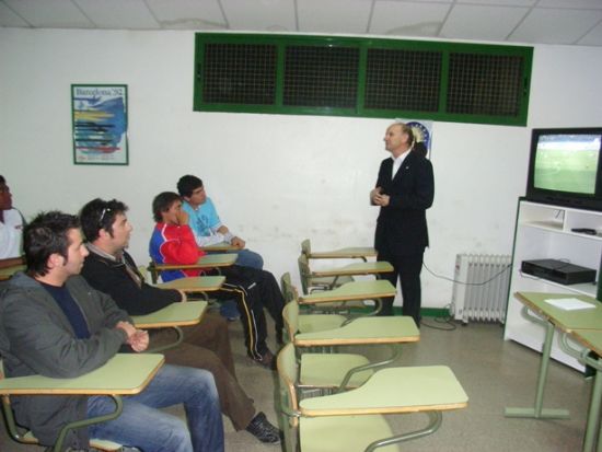 UN TOTAL DE 17 PERSONAS REALIZAN EL CURSO DE RBITROS DE FTBOL Y FTBOL 7 CLASURADO POR EL CONCEJAL DE DEPORTES Y REPRESENTANTES DE LA FEDERACIN DE RBITROS MURCIANA Y EL COMIT TERRITORIAL DE RBITROS
