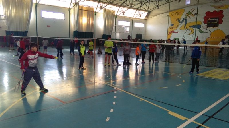 La Concejalía de Deportes organiza la Fase Local de Bádminton de Deporte Escolar, que cuenta con la participación de 64 escolares de los diferentes centros de enseñanza