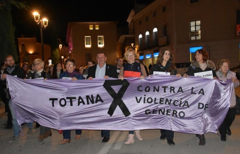 Vdeo. Totana celebra el acto principal del programa contra la Violencia de Gnero por el 25-N; con la concentracin, lectura del manifiesto institucional y marcha solidaria por las vctimas