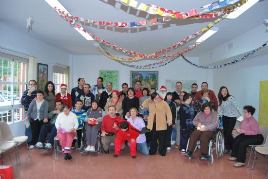 EL CONCEJAL DE BIENESTAR SOCIAL FELICITA LA NAVIDAD A USUARIOS Y PROFESORES DEL CENTRO OCUPACIONAL "JOSÉ MOYÁ TRILLA" Y DEL SERVICIO DE APOYO PSICOSOCIAL