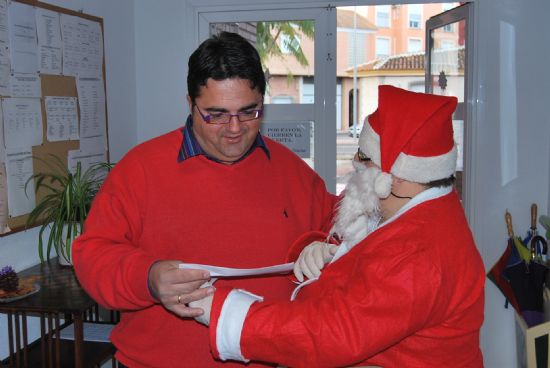 EL CONCEJAL DE BIENESTAR SOCIAL FELICITA LA NAVIDAD A USUARIOS Y PROFESORES DEL CENTRO OCUPACIONAL "JOSÉ MOYÁ TRILLA" Y DEL SERVICIO DE APOYO PSICOSOCIAL