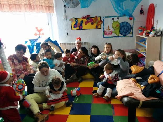 La comunidad educativa de la Escuela Municipal Infantil "Clara Campoamor" celebra la tradicional fiesta de la Navidad y visita de los Reyes Magos