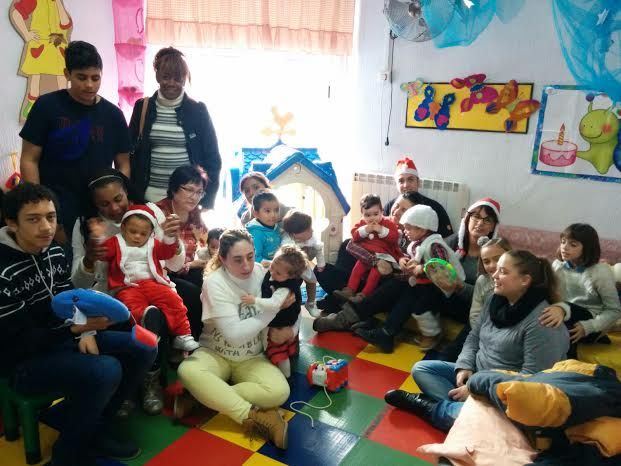 La comunidad educativa de la Escuela Municipal Infantil "Clara Campoamor" celebra la tradicional fiesta de la Navidad y visita de los Reyes Magos