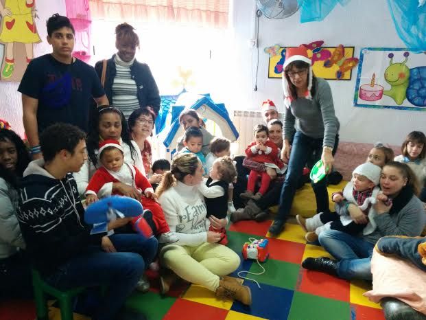 La comunidad educativa de la Escuela Municipal Infantil "Clara Campoamor" celebra la tradicional fiesta de la Navidad y visita de los Reyes Magos