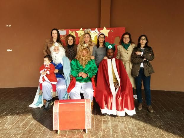 La comunidad educativa de la Escuela Municipal Infantil "Clara Campoamor" celebra la tradicional fiesta de la Navidad y visita de los Reyes Magos