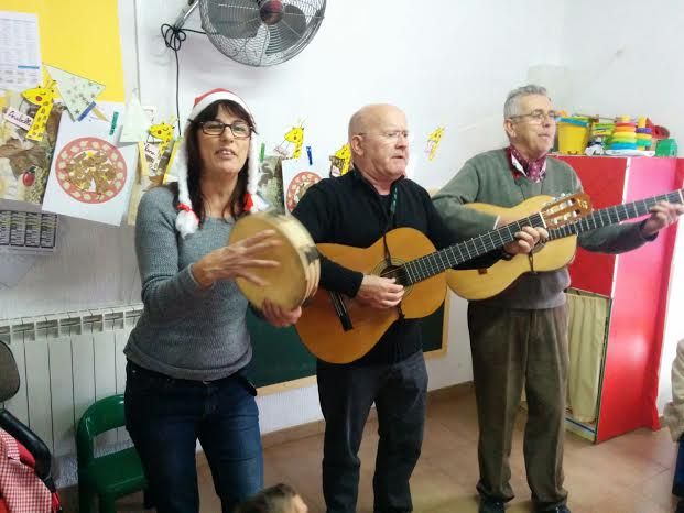 La comunidad educativa de la Escuela Municipal Infantil "Clara Campoamor" celebra la tradicional fiesta de la Navidad y visita de los Reyes Magos