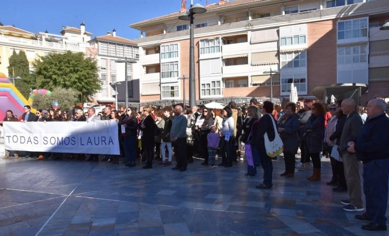 Vdeo. Decenas de vecinos y vecinas protagonizan una concentracin silenciosa en la plaza Balsa Vieja como acto de condena y repulsa por el asesinato de Laura Luelmo