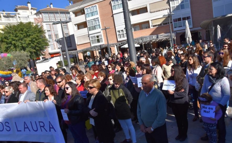 Vdeo. Decenas de vecinos y vecinas protagonizan una concentracin silenciosa en la plaza Balsa Vieja como acto de condena y repulsa por el asesinato de Laura Luelmo