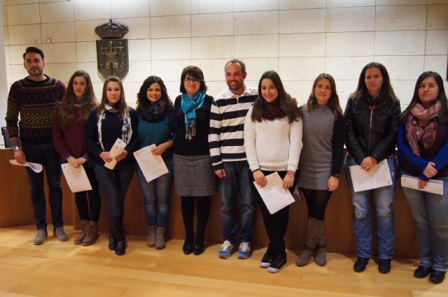 OCHO ESTUDIANTES DE LA UNIVERSIDAD DE MURCIA FIRMAN UN CONVENIO DE COLABORACIÓN PARA PARTICIPAR EN UN PROGRAMA DE REFUERZO EDUCATIVO QUE PERMITE REDUCIR LOS PROBLEMAS DE FRACASO ESCOLAR Y ABSENTISMO EN EL MUNICIPIO