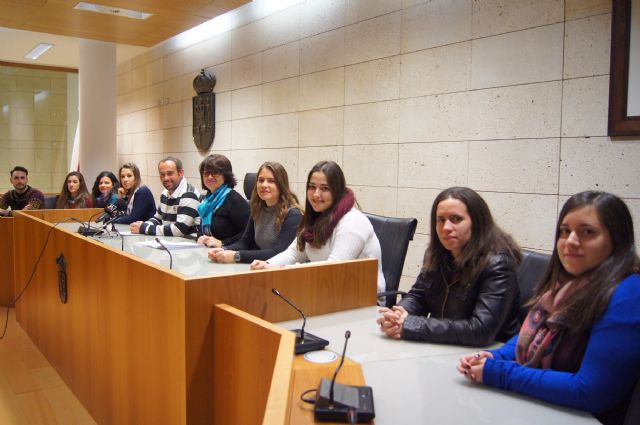 OCHO ESTUDIANTES DE LA UNIVERSIDAD DE MURCIA FIRMAN UN CONVENIO DE COLABORACIÓN PARA PARTICIPAR EN UN PROGRAMA DE REFUERZO EDUCATIVO QUE PERMITE REDUCIR LOS PROBLEMAS DE FRACASO ESCOLAR Y ABSENTISMO EN EL MUNICIPIO