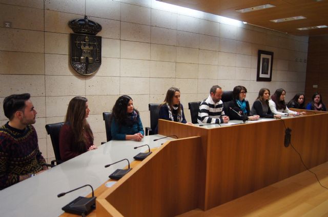 OCHO ESTUDIANTES DE LA UNIVERSIDAD DE MURCIA FIRMAN UN CONVENIO DE COLABORACIÓN PARA PARTICIPAR EN UN PROGRAMA DE REFUERZO EDUCATIVO QUE PERMITE REDUCIR LOS PROBLEMAS DE FRACASO ESCOLAR Y ABSENTISMO EN EL MUNICIPIO