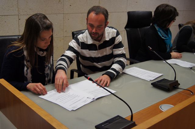 OCHO ESTUDIANTES DE LA UNIVERSIDAD DE MURCIA FIRMAN UN CONVENIO DE COLABORACIÓN PARA PARTICIPAR EN UN PROGRAMA DE REFUERZO EDUCATIVO QUE PERMITE REDUCIR LOS PROBLEMAS DE FRACASO ESCOLAR Y ABSENTISMO EN EL MUNICIPIO