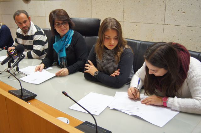 OCHO ESTUDIANTES DE LA UNIVERSIDAD DE MURCIA FIRMAN UN CONVENIO DE COLABORACIÓN PARA PARTICIPAR EN UN PROGRAMA DE REFUERZO EDUCATIVO QUE PERMITE REDUCIR LOS PROBLEMAS DE FRACASO ESCOLAR Y ABSENTISMO EN EL MUNICIPIO