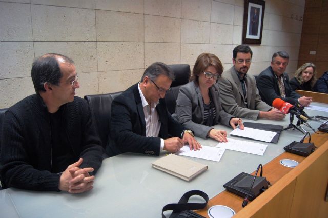El Ayuntamiento suscribe el convenio anual de colaboracin con el Ilustre Cabildo Superior de Procesiones para el desarrollo de las actividades de la Semana Santa del 2015