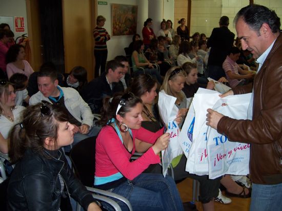 EL ALCALDE OFRECE UNA RECEPCIN INSTITUCIONAL A UN TOTAL DE 64  ALUMNOS FRANCESES QUE ESTN DE INTERCAMBIO EN TOTANA Y LORCA