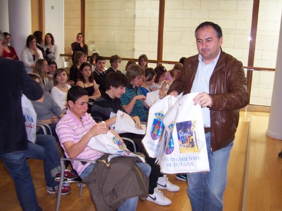 EL ALCALDE OFRECE UNA RECEPCIN INSTITUCIONAL A UN TOTAL DE 64  ALUMNOS FRANCESES QUE ESTN DE INTERCAMBIO EN TOTANA Y LORCA