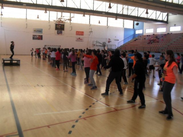 La Concejala de Deportes y el Centro Deportivo MOVE organizaron una Jornada Acutica Escolar y Zumba, donde participaron 400 escolares de todos los colegios de la localidad